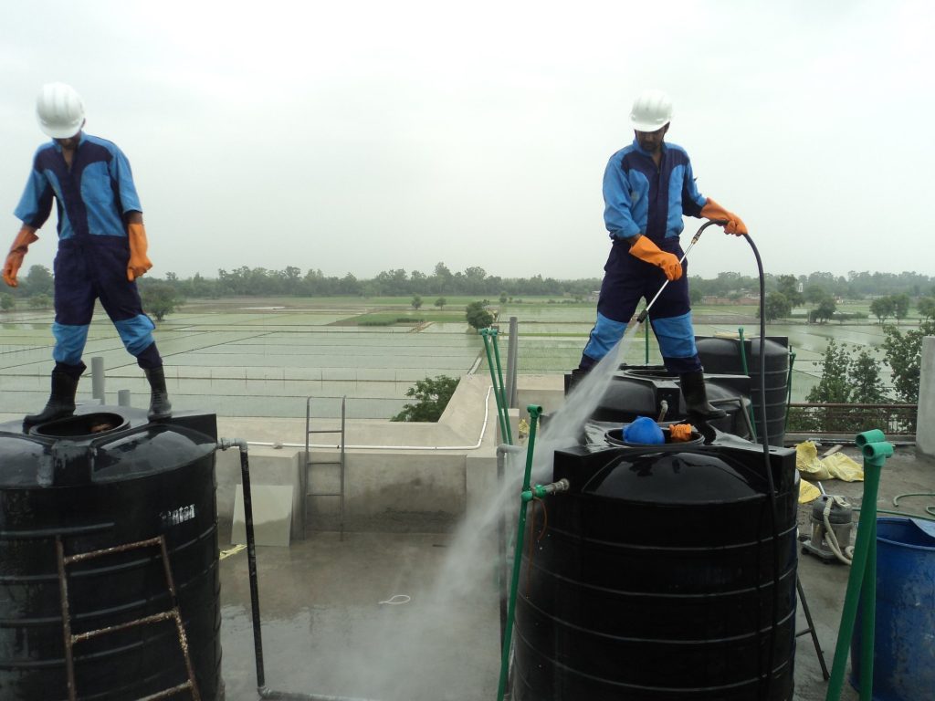 Paran Team in Action (Technician cleaning a tank)